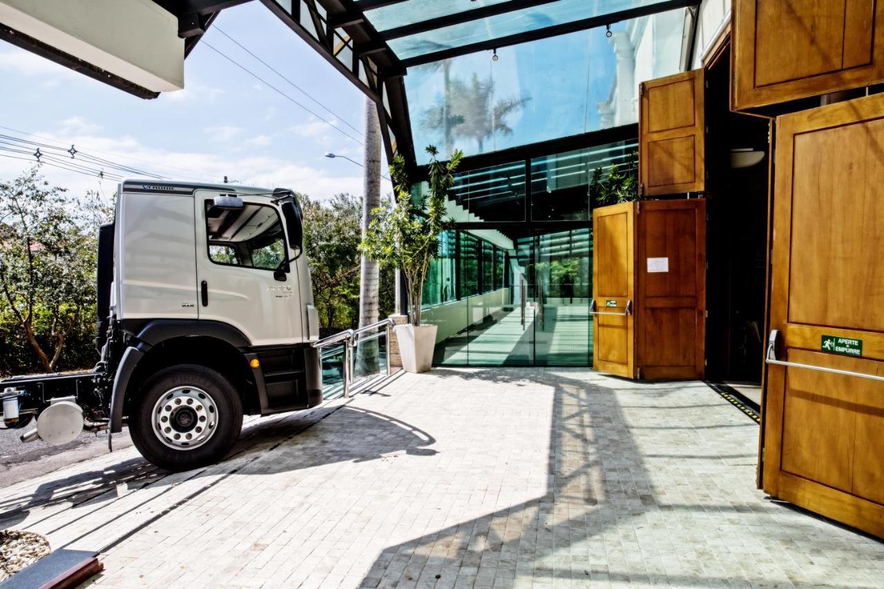 Itu Plaza Hotel Luaran gambar